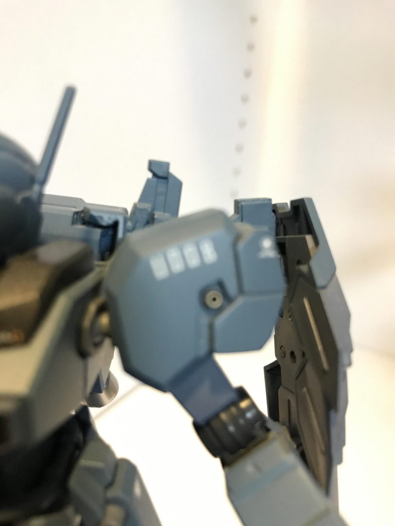 肩の穴はメタルパーツでディテールアップ