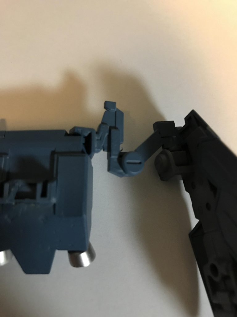 バックパックとシールドを繋ぐアームは市販パーツとパテで埋めてます