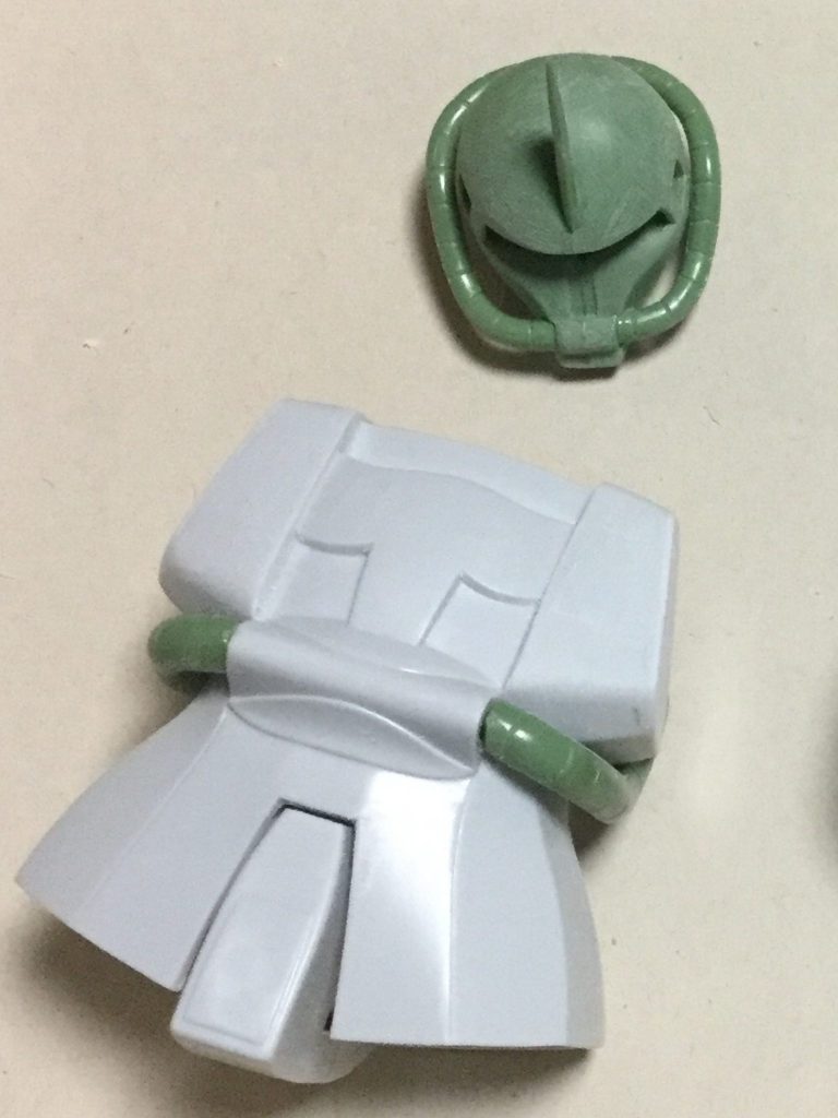 量産型ザクの頭と06Rの胴体
肩の付け根はハの字にカット