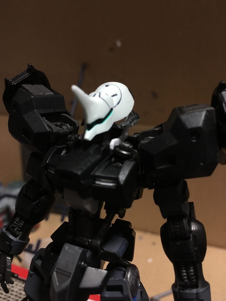 頭部は他ガンダムフレーム機との差
を出すために意図してモノアイに改造されている設定