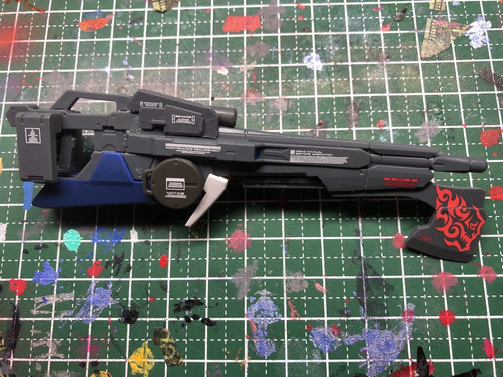 専用武装「プレデター」。
鉄血系MSには存在し得ないビーム兵器だが、切り替えによってナノラミネートアーマーの破壊が可能な専用弾「ツイストショック弾」が使用できる。
そして、先端部に取り付けられたアックス武器により近〜中距離の先頭にもある程度対応可能となった。