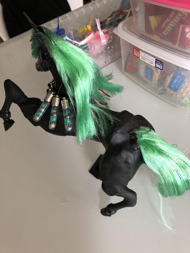 鬣と尻尾を人毛で仕上げました。