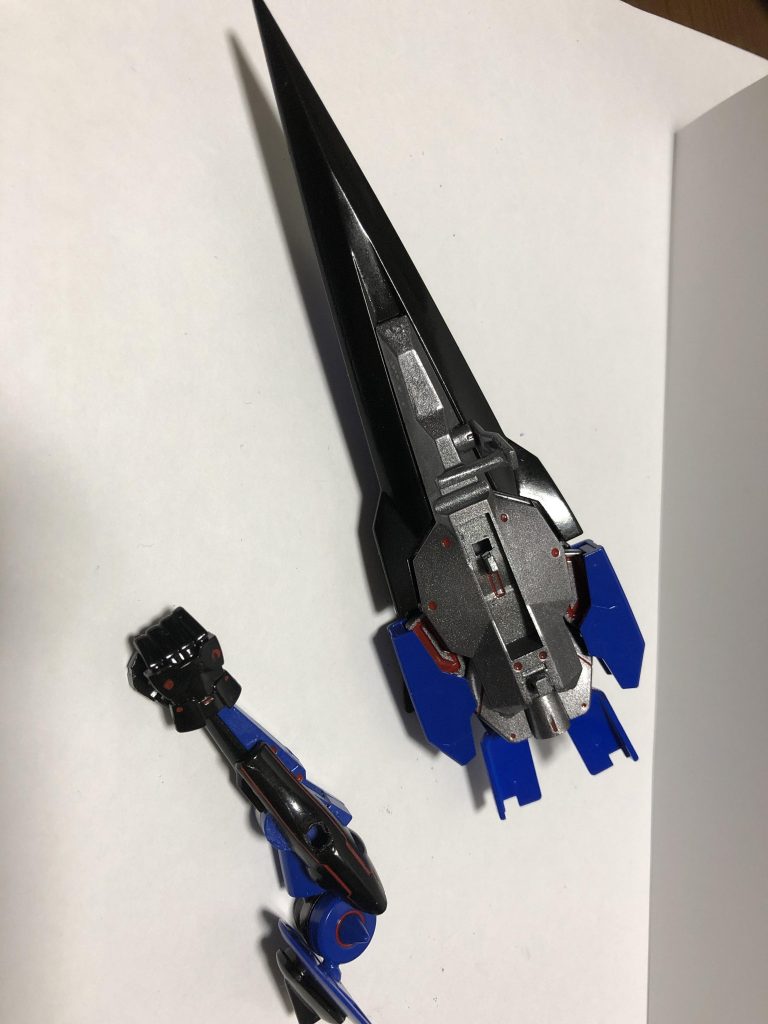 盾をマウント出来るようにブレイヴの腕に穴を開け盾の方も手で持てるようとマウント出来るように削りました。
あとはオーバーフラッグの腕にブレイヴの腕を接着しました。