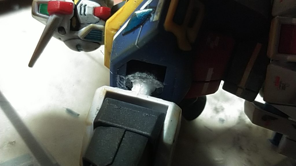 制作工程というわけではありませんが、少し工夫したことを。ピクシーのように腕と胴のジョイントがボールジョイントでかつ軸が少し長いキットなら、胴のポリキャップの穴の縁に瞬間接着剤を薄く塗ってからパーツをはめて時間を置くと、パーツが取れにくくなります。格闘戦特化ということで、「ガシガシ遊べるガンプラ」も1つの課題として考えてました。