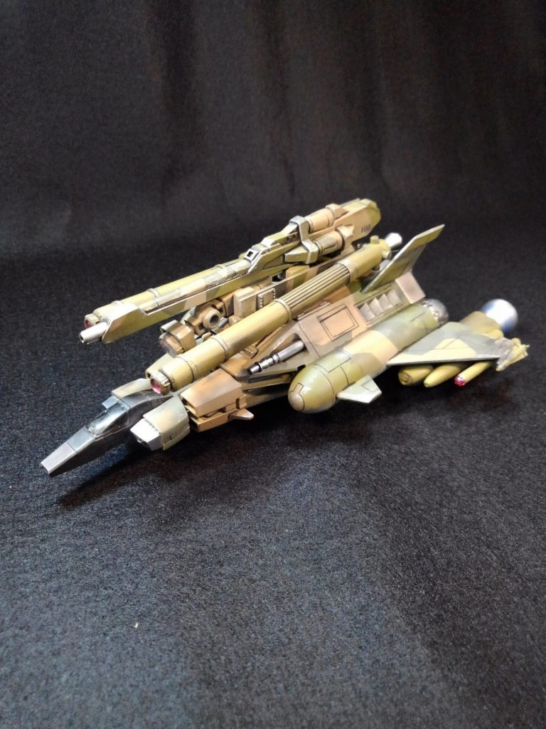 長、中距離AAMはプラ棒ですが、翼端ランチャーのミサイルは1/144のF117に何故か付いていたフェニックスミサイル(にしても小さい？)を流用
フレシキブルメガビームアームは壽屋のアームパーツに息子のジーエンアルトロン余剰バスターライフル使用
対艦ミサイルはビルダーズパーツのプロペラントタンクを利用しました