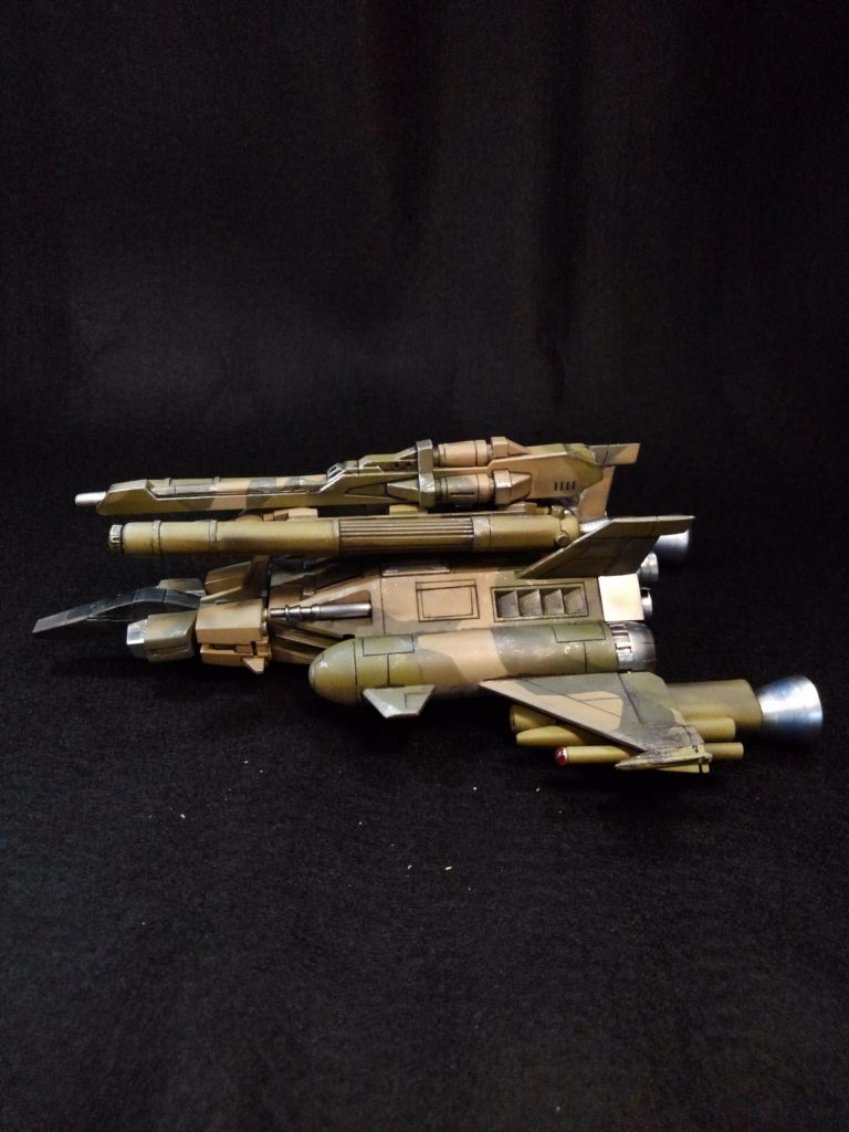 こんな後方にプロペラントがにょっきり伸びていたら離陸出来ないと思うのですけどねぇ……
(。-∀-)
そもそも背中にでっかい武装付けて飛べるのかすら怪しいw
横からだとバスターライフルモロバレですねw