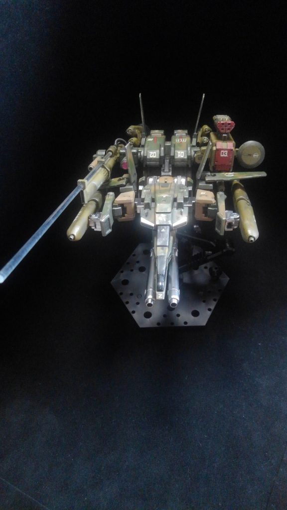 正面から
長く伸びるプロペラントブースター、ミノフスキー粒子射出砲、レーザーポインター
長いは正義( ゚Д゚)ゞ