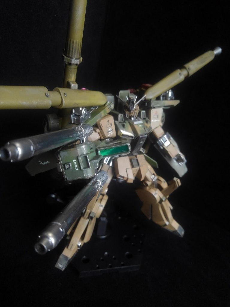 ビームライフル構え
こうして見ると、フレームや武装にメタルカラーを多用するのも自分の作風(*`・ω・)ゞですね