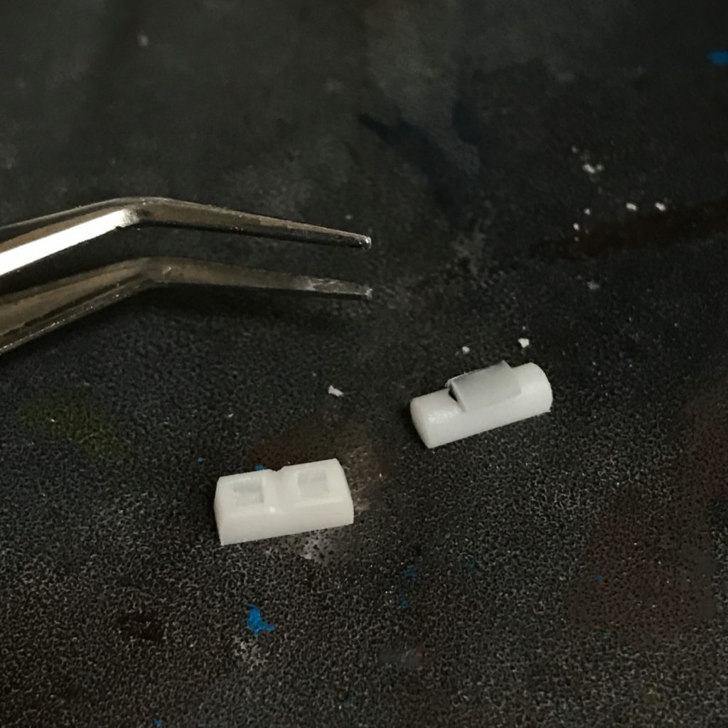 バーニアと胸部のパーツ。こちらもプラ角棒、丸棒を削り、プラパイプを切ったもので凸を追加。