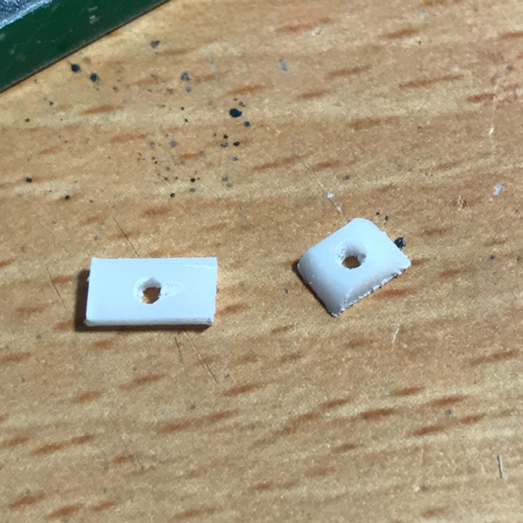 フェイスパーツの作成1、プラ角棒に穴を開けて、2枚におろしたあと、曲面に加工