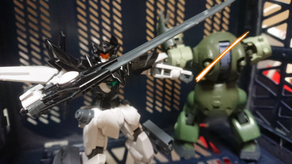 《必殺技》
・迅雷斬り
剣術の達人「カタギリ」の元でタツヤ/フラッグマンが習得した剣術の奥義。
GNフィールドごと相手を斬り裂き、両断する対太陽炉搭載機用の手段の一つ。
無論本来は生身で使う技だが、自分の動きをフラッグナイトに入力する事で使用が可能になった。
原語版でも「JINRAI-GIRI」と表記されている。