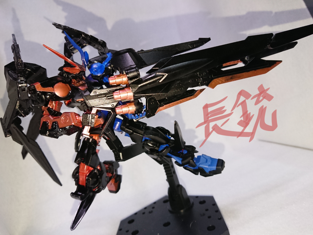 紅は火力と遠距離攻撃のビームライフル。連射三回。三回後チャージが必要。
的中率が低い。