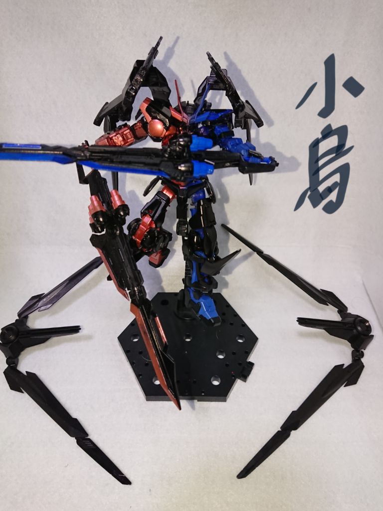 黒は支援と隠密。挟み込みや、死角からの攻撃。