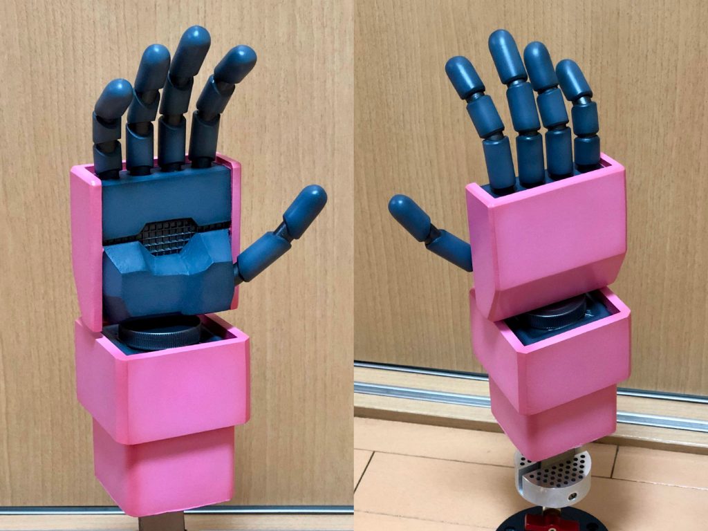 1/12ザクウォーリアの右手はMDF、アクリルパイプ、木粉粘土などを使ってスクラッチしました。指には太い針金を通してあるのである程度ポーズを付けられます。