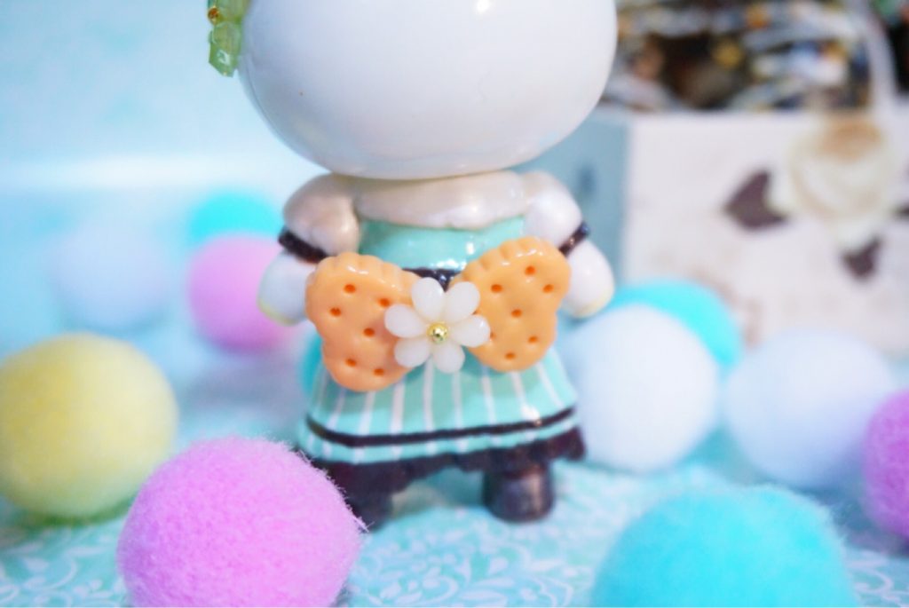 ↑背中はハートのビスケット型のリボンです。