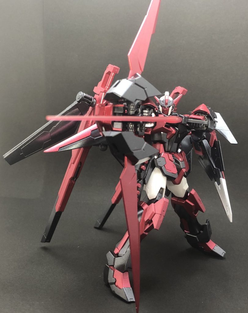 魔弓イチイバル
バックユニットと肩のシールドを合体させる事で使用できる武器
ビームピストルの下部からビームの矢を生成して放つ
簡単に装甲を貫くことができる