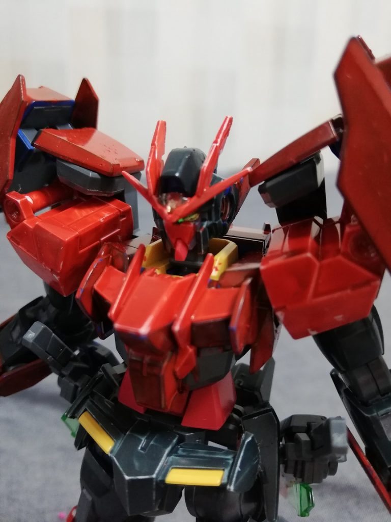 マスク部分はへの字を削り落として、エクシアDM風に