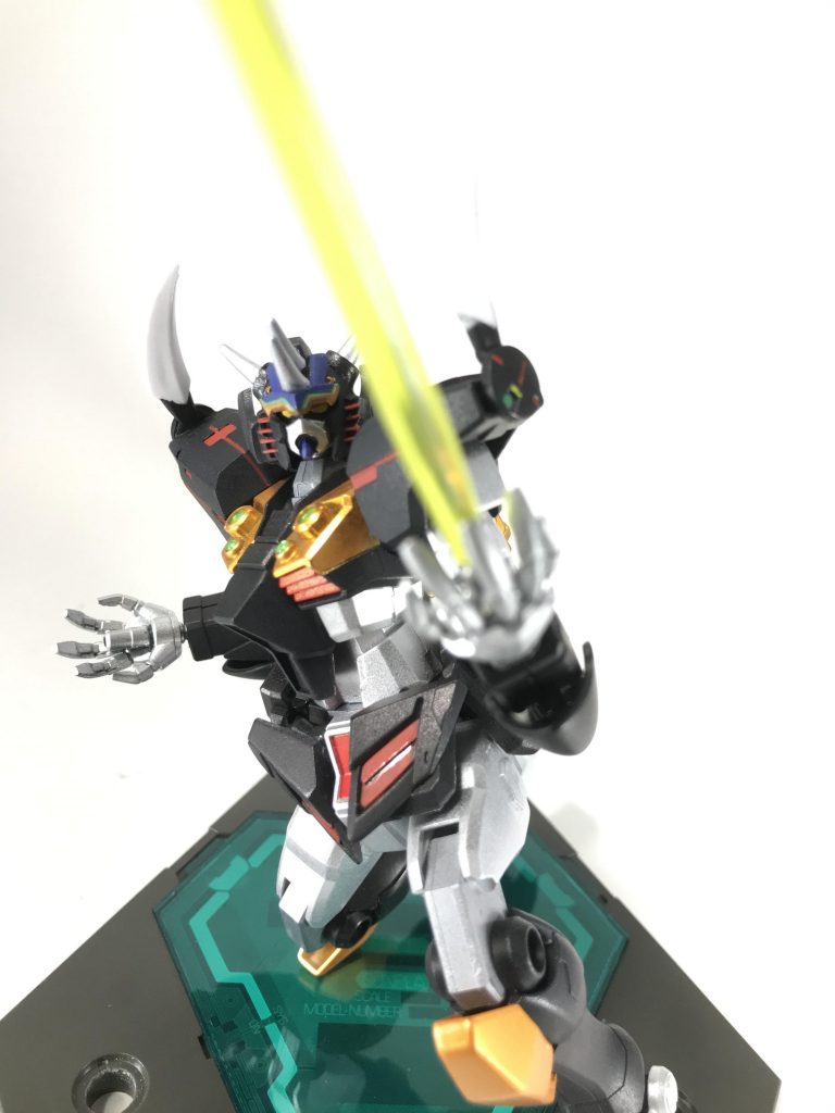 このビームサーベルで傷を受けるとエネルギーを吸収されてしまう