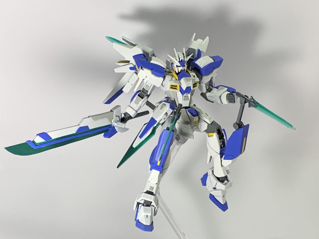 膝アーマー内にはサブアームが格納されている。ライトブレードを使用することも可能。