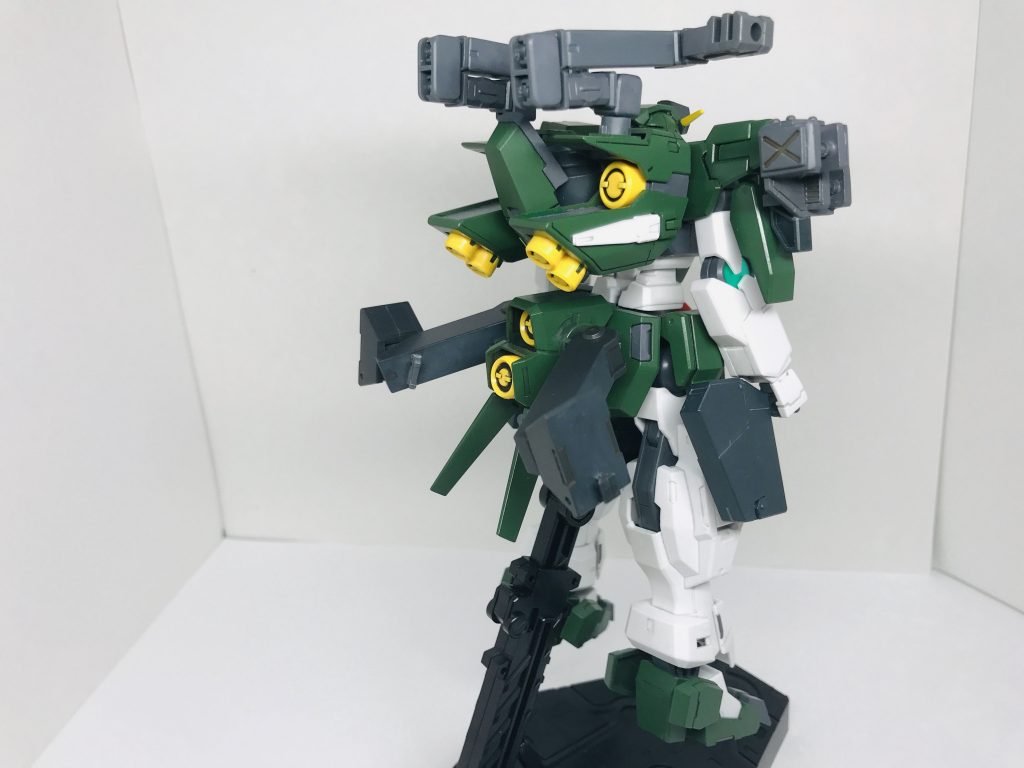 本体のみの後ろから
本体が重いからデュナミスブースターを持ってきてついでにバーニアも増設しています。
ビームサーベル付いてるけどたぶんこいつ手で取れない・・・