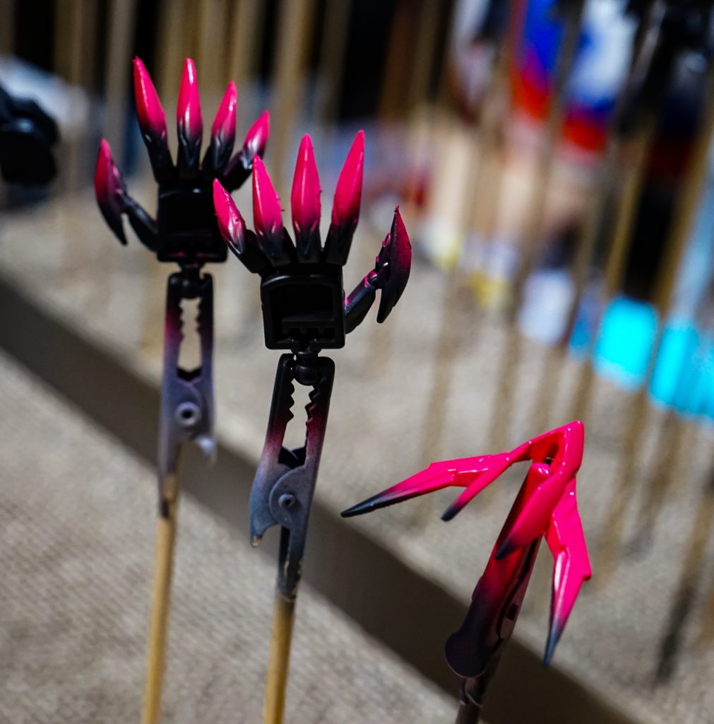 爪やアンテナは鉄ヤスリでシャープ化しパープルと黒でグラデーションしています