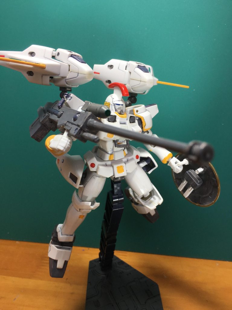 　EW版「らしく」作ることが目的なので、ところどころアレンジを加えています。ドーバーガンは一度銃身、メイン・フォアグリップを切り離してからランナータグを挟み込んで幅増し。ウェーブ「J・センサー」を使用してセンサーを追加。