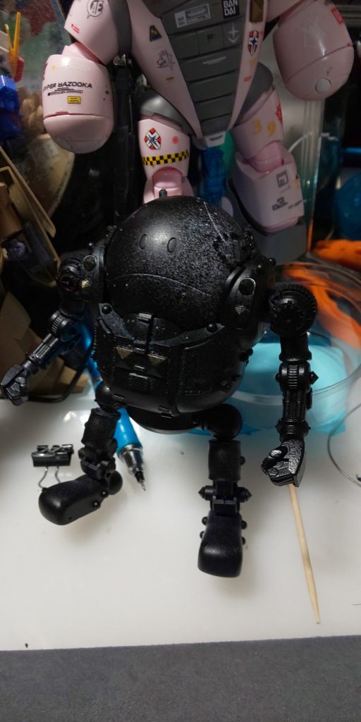 スプレーでマットブラックに。そしてアイボリーとかを適当に吹いて筆で錆とか関節を塗ったり削ったりで完成。