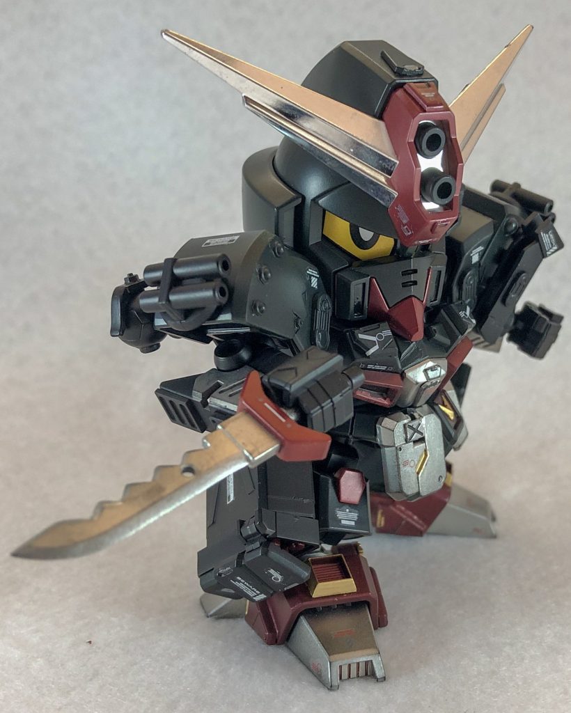 背中についていたコンバットナイフも左肩に取り付けできるように変更。各種ディテールアップしています。