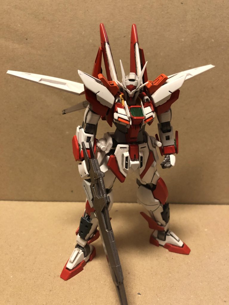 そのままでは飛行能力がないので、それを付加する機能として、エースユニットをバックパックに追加装備しています。