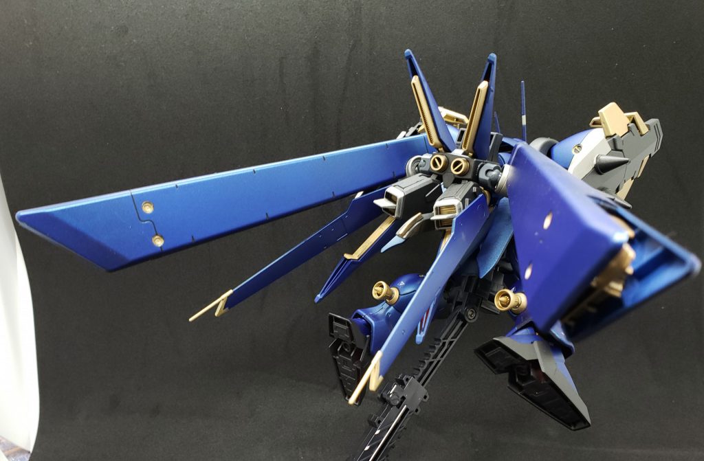 背部にはシュツルム・ブースターを改良したファントム・S・ブースター。
重力圏での戦闘でも安定したマニューバが行える様各所にフレキシブルに可動するスタビライザーを設置。