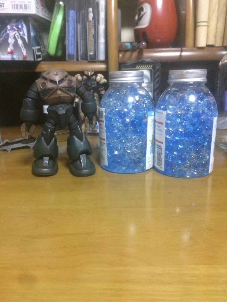 今回使用したズゴックと要となるジェルポリマー。仮にジェルポリマーがない場合は、似た色の消臭剤で代用可能です。