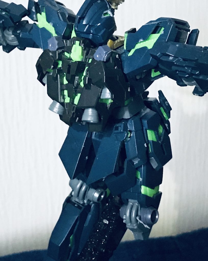 右後
右膝とサーベルラックをフルコーンから一部切除して使用