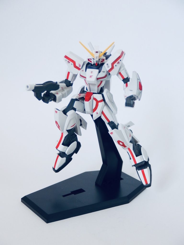 スリット部を赤く塗装しただけで強そうに見えるのが不思議です。