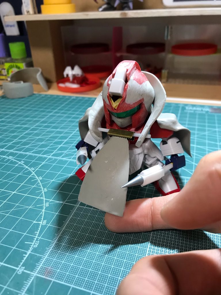 顔まわり→パテで成形、見よう見まねの雰囲気仕上げ(ぶっつけ本番)
マント前掛け→プラ棒とクリップを使って可動式に仕上げる