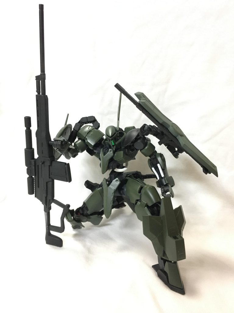 装備詳細
スナイパーライフル、実弾使用の遠距離ライフル
鉄血世界では実弾はそれほど効果はないが姿勢を崩すほどの威力はあるためプレッシャーを与えるには十分
左足首に対弾装甲、狙撃姿勢時に脚部を保護する目的で装備
右膝にニーポッド、狙撃姿勢時の安定化のために装備
右肩にレドーム、アームで接続しているのでフレキシブルに動く
以下、制作過程