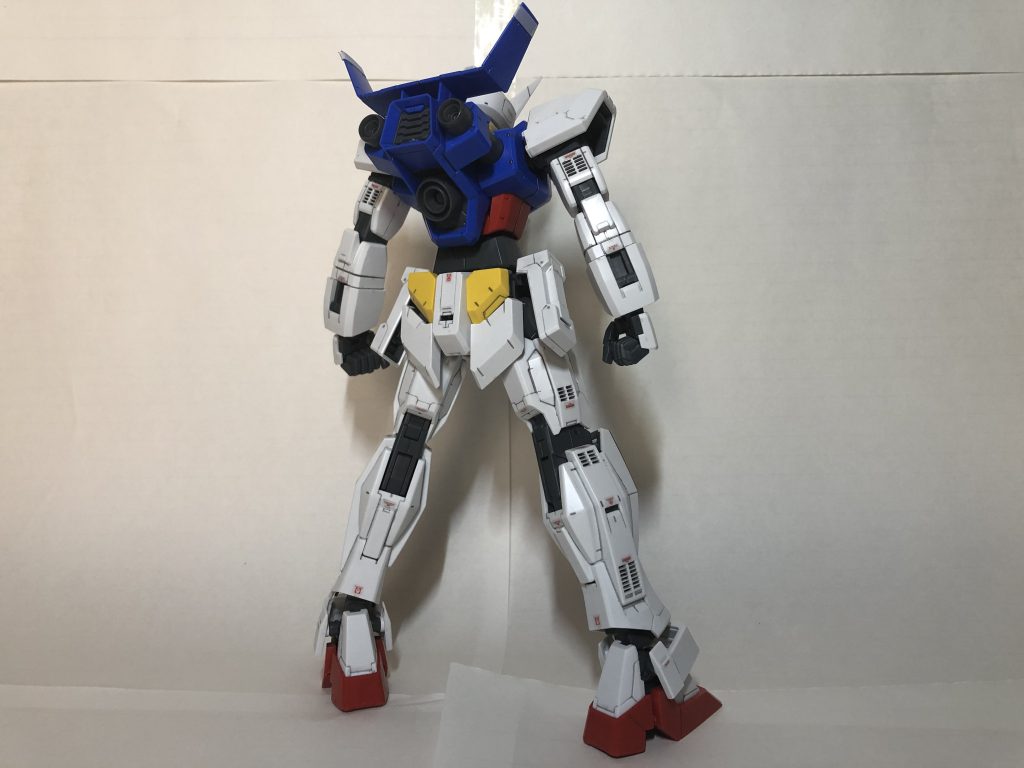 後ろ姿です。個人的になんですが所々にダクトが付いてる所が、惚れますね。ロボットっと言う巨人を仕上げる時に、フレームの骨が熱で温まらないようにダクトを空けて、機動力が錆びないようにしてるのかなって思ったりすると、益々カッコイイと思います。