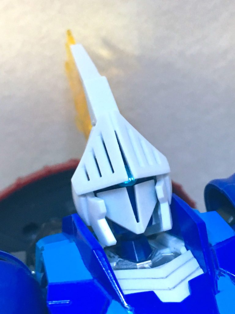 モノアイにはネイルストーン(100均)を使用して青色に。
肩はグフR35を拝借。