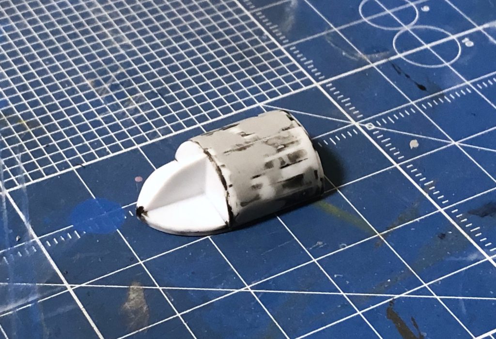 両肩のアーマーはプラ板で一新しました。