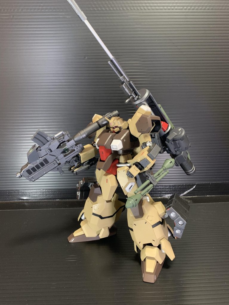 拠点より直接エネルギー供給を受けながら脚部のIフィールドジェネレーターでIフィールドを展開、実弾主体の砲撃支援が主なお仕事。ビームキャノン使用時はIフィールドの出力を落としマウントアームを伸ばすことで砲身のみをフィールドの外に出し砲撃するのはデンドロビウム辺りからの設定を頂きました。
Iフィールドジェネレーターの小型化が進んでも流石に量産機に搭載するにはコストが釣り合わないだろうと思い、拠点側のジェネレーターと脚部の発振器を繋ぐ事でMS単機での撃墜損失を抑えつつ、陣形と出力の調整でフィールドの範囲を細かく制御してビーム兵器を一方的に使いましょうって感じですね。