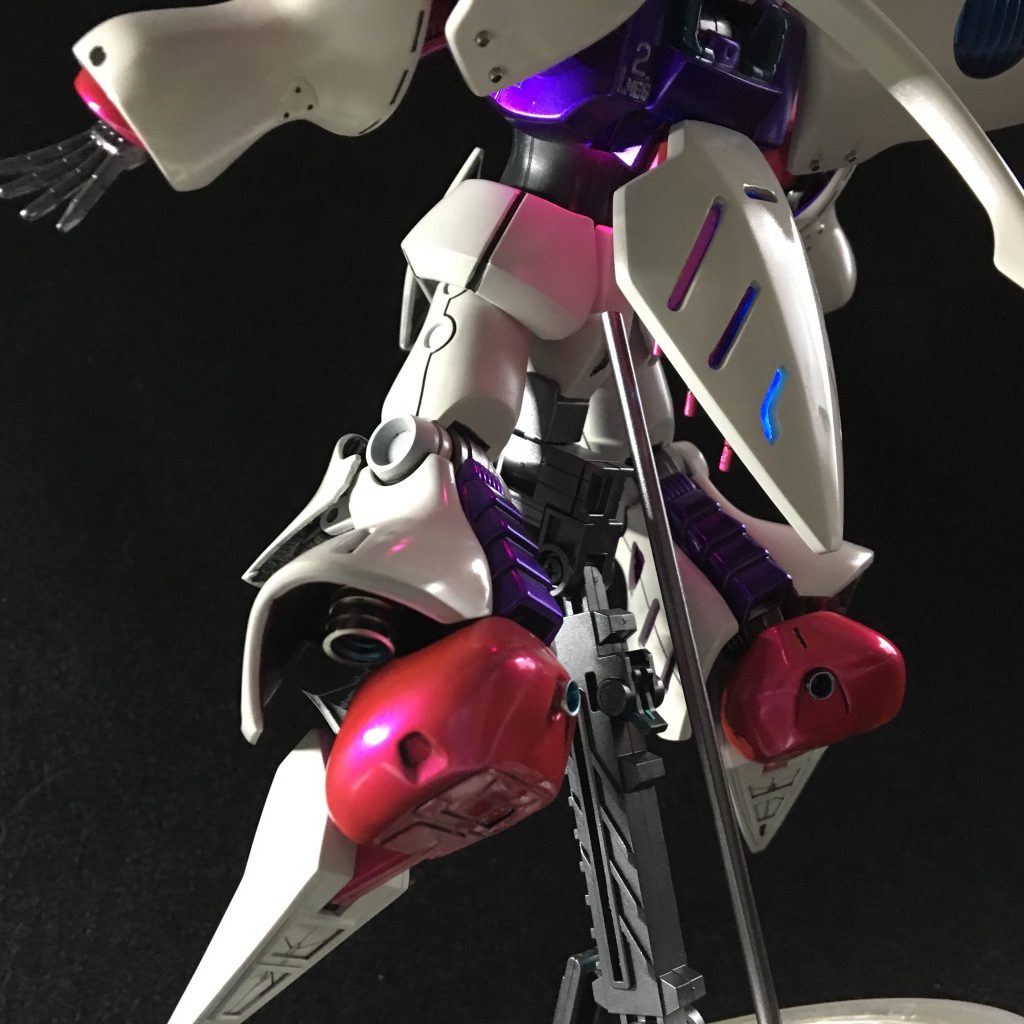 胸、カカトなどはキャンディー塗装、足の内部にはダボネジを使ったバーニアを追加してます。