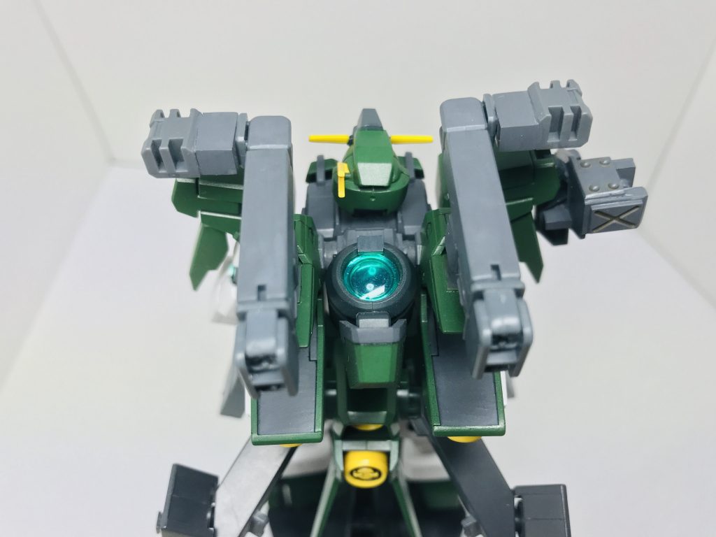 本体のみの上から
GNドライブは背中に背負わせています。デュナミスの膝装甲でちゃんと後ろからもガード。