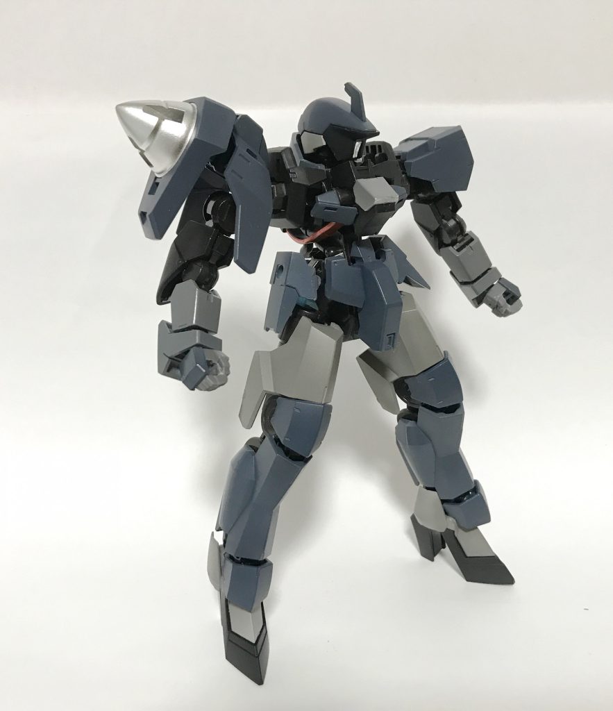 最初は初の改造に挑戦する気満々でピンバイスなど買いあさっていましたが、
やってみたら無改造でGNドライヴが取り付け可能でちょっと拍子抜けでした。
初の鉄血キットで初グレイズでしたが、RGのようにフレームに外装取り付けるのが楽しい。
しかも塗装もしやすい素晴らしいキットでした。