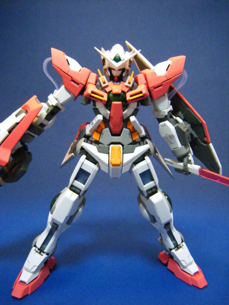 青パーツを紅色に、赤パーツをオレンジに変更。一部白パーツをライトグレーでアクセントにしてます。
肩パーツの色分けは組むときから変えようと決めてました。