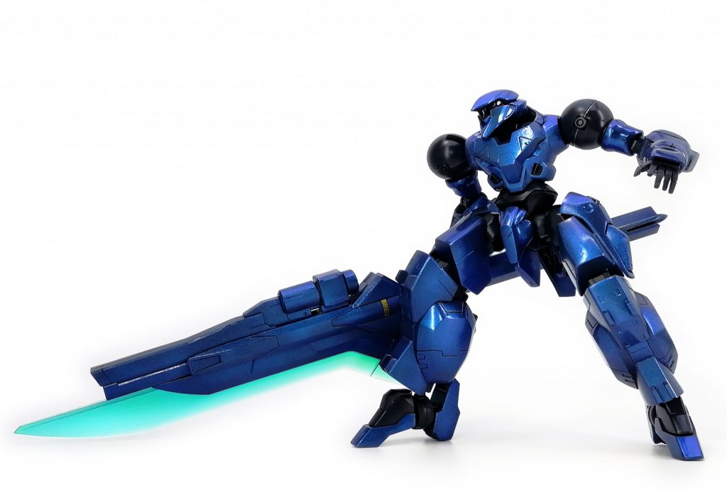 トリシューラ
物語後半装備。稀代の天才錬金魔導士の手によって作り出された現代の魔導剣。
大きさこそ肥大化しているものの神代魔導剣にも抗し得る新時代の光剣。
刀身は機体の発見された遺跡から発掘された光剣と思われるものの残骸から抜き出されて使用されており
これをドライブ出来るということ自体がこの騎体が「青」である事を裏付ける。