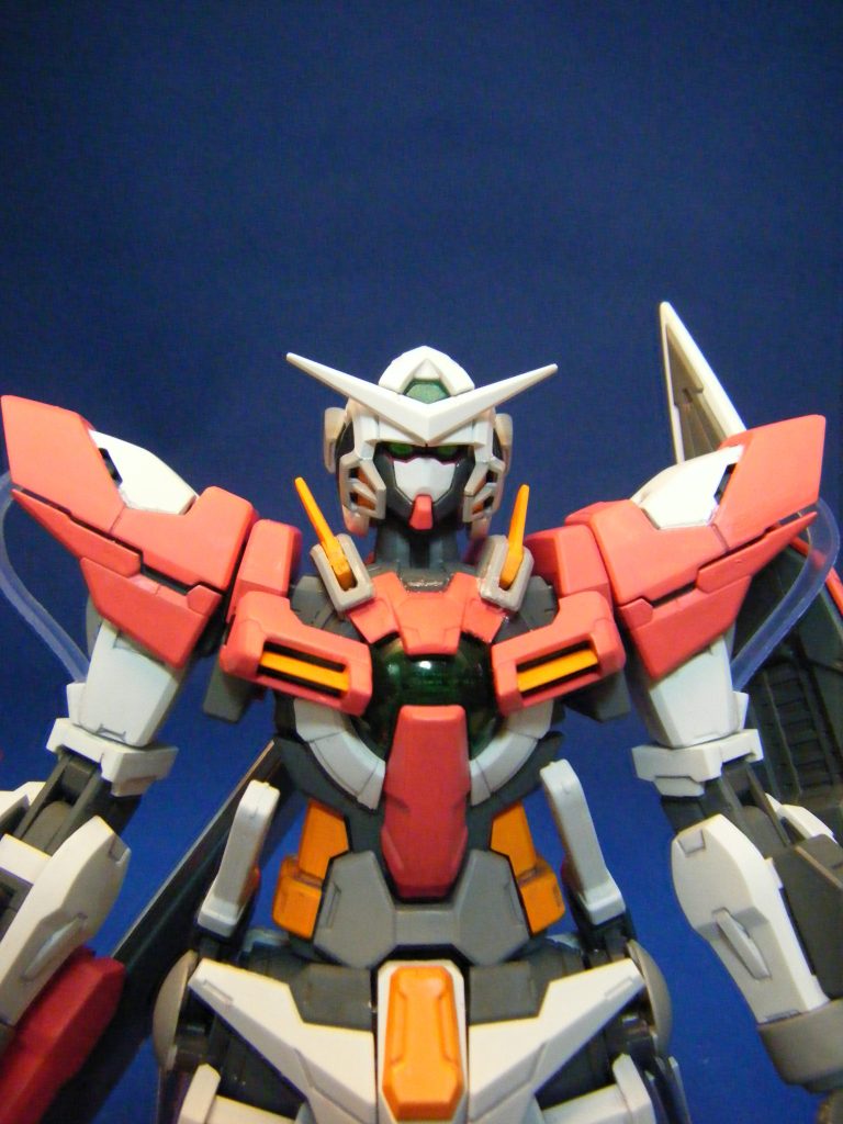 残念ながら向かって右側の胸アンテナが組み立て中に折れてしまい、接着剤で接合したときに色が落ちてしまってます。