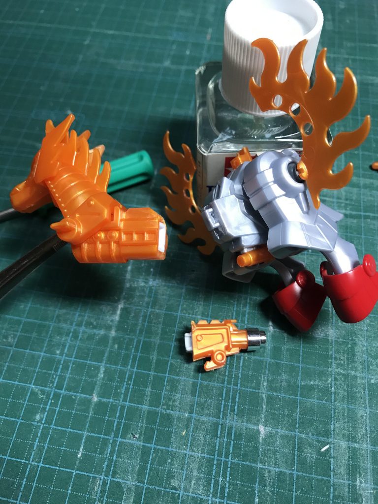 銃は、途中で分割できるようになってます。銃先端部分は、馬の下半身下の黄色い棒にとりつけてます。より自然に銃と馬の下半身が合体する上、馬状態で胴体を太くできるので一石二鳥です。