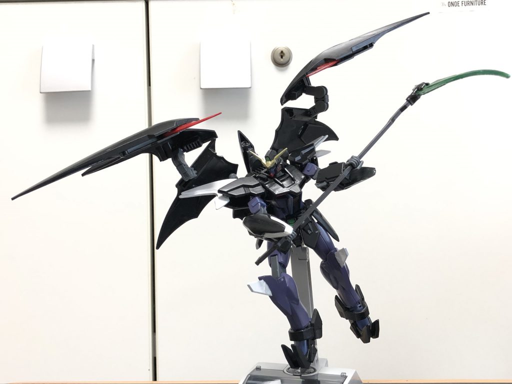 ビームシザース(ビームサイズ)を振りながら、
「死ぬぜぇ、俺の姿を見た者はみんな死んじまうぞぉ」とか言ってみたりみなかったり笑