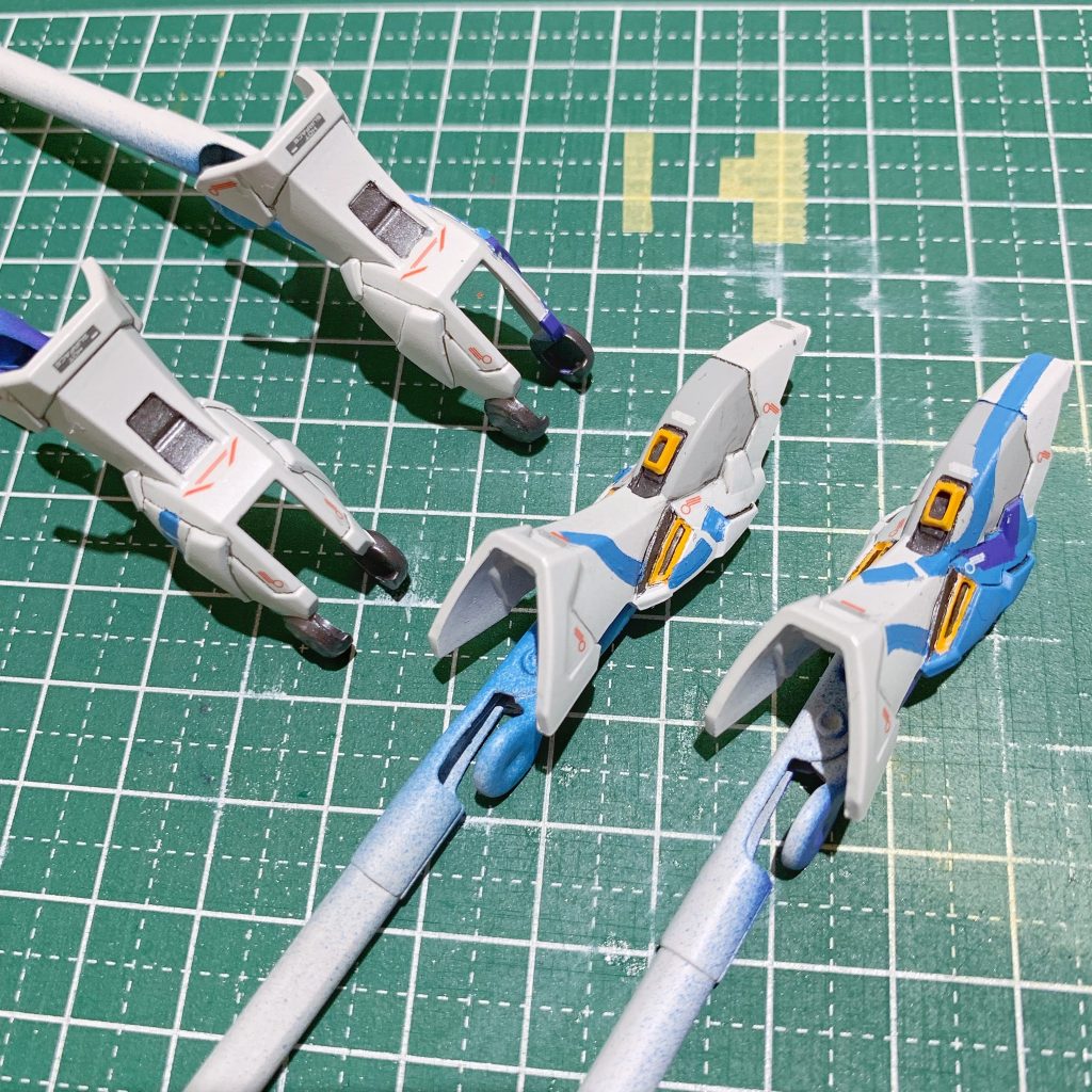【製作工程・脛】素体はモノトーンですが、色数を増やしてスミ入れで別パーツ感を出すことで情報量を増やしてみました。後付けしたのは、前述の膝正面のスラスターのみです。