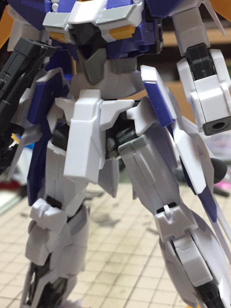 腿の加工。
百万式の股関節ブロックを使う事で簡単に延長出来ましたが、関節丸見えなのでプラ板で装甲を延長。
段になっている部分は後に一度削り落としてプラ板で作り替えました。