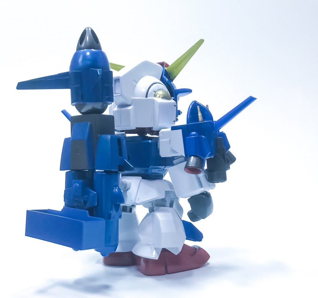 SDCSのガンダムとザクをミキシングして、それにジャンクパーツとプラ板で加工するように製作しました。
メイン写真のようにバイザーを取り外す事ができます。